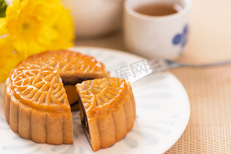 明亮的木桌上有茶的月饼和服务尝试，中秋节传统食品布局设计的节日概念，特写，复制空间。