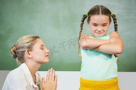 女老师在教室里给女孩道歉