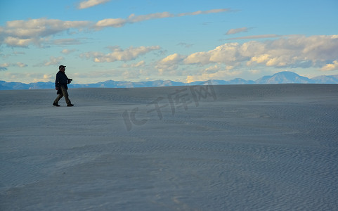 一名游客在美国新墨西哥州白沙国家纪念碑的沙丘中行走