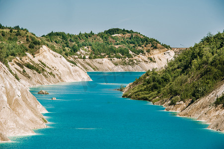 沃尔科维斯克粉笔坑或白俄罗斯马尔代夫美丽的饱和蓝色湖泊。