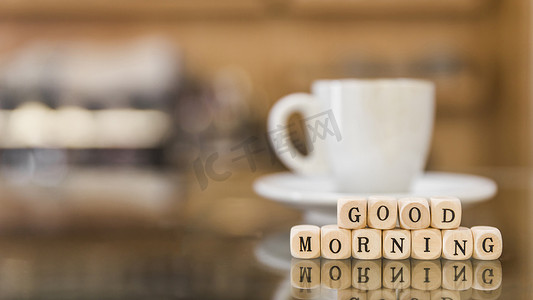 早安立方块，带杯咖啡反射玻璃
