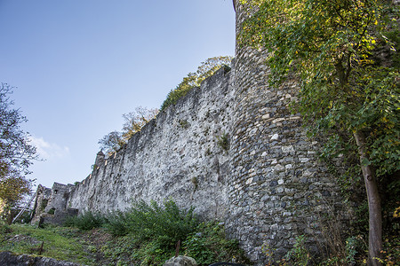 瑞克与莫迪摄影照片_兰河畔保存完好的堡垒
