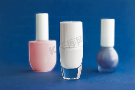 赵奕欢博客背景摄影照片_深蓝色背景的指甲油瓶，美容品牌