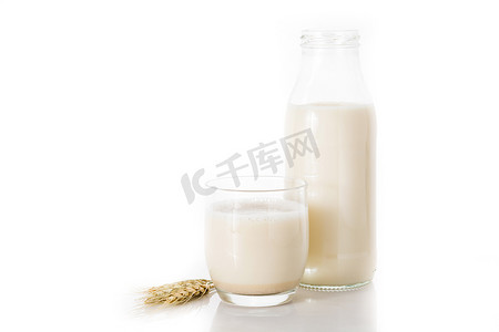 牛奶摄影照片_瓶子里的燕麦牛奶