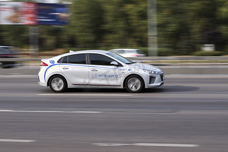乌克兰，基辅 — 2020年9月24日：Ukrenergo公司的汽车在街上行驶