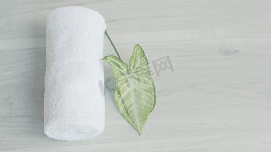 折叠精美的白色毛巾和洗漱用品。