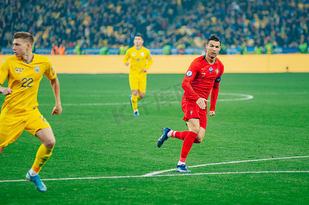 对阵摄影照片_2020 年欧洲杯预选赛乌克兰队对阵葡萄牙队在奥林匹克体育场举行的足球比赛