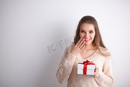 年轻女人开心的微笑手里拿着礼盒