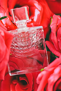 春季花香、玫瑰香水瓶、作为豪华礼品的香水、美容平面背景和化妆品广告