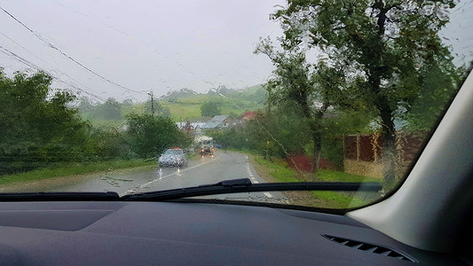 汽车在雨中行驶