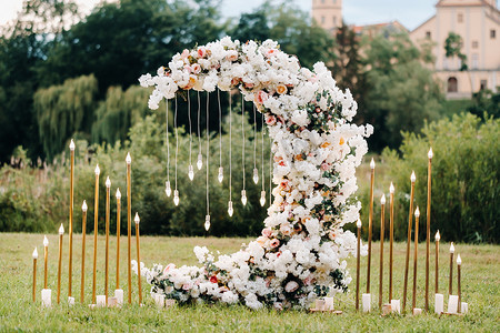 婚礼在涅斯维日城堡附近的 b 街举行。用月亮形式的鲜花装饰。