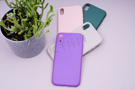 紫色、灰色、绿色和粉色智能手机保护壳。