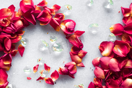 玫瑰平面摄影照片_大理石背景上的玫瑰花瓣、花卉装饰和婚礼平面、用于活动邀请的节日贺卡背景、平面布局设计