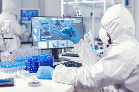 排队核算检测摄影照片_实验室工作人员准备检测冠状病毒的测试血液