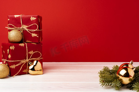 反对红色背景正面图的圣诞节礼物盒