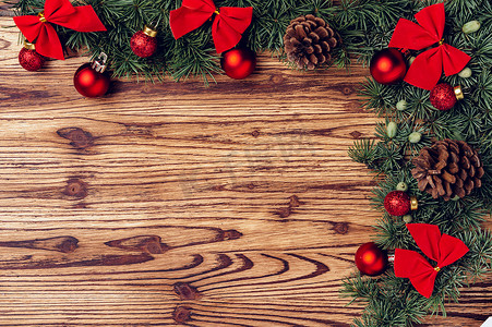 棕色的圣诞背景摄影照片_棕色木板上装饰的圣诞背景