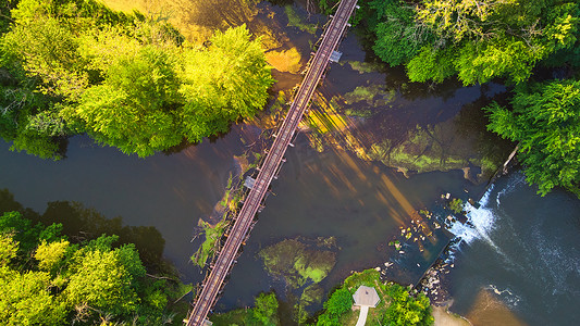 俯瞰河流摄影照片_从大坝和火车轨道桥上俯瞰河流和森林以及人造瀑布
