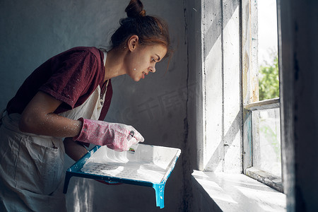 女画家油漆窗户家庭室内装修
