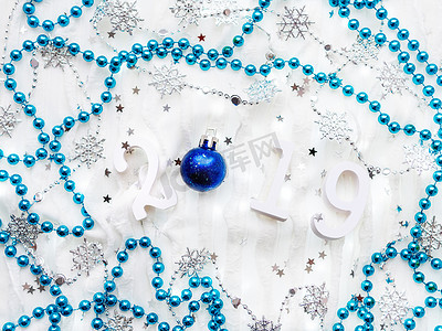 圣诞节和新年背景，配有 2019 年数字、银色和蓝色装饰和灯泡。