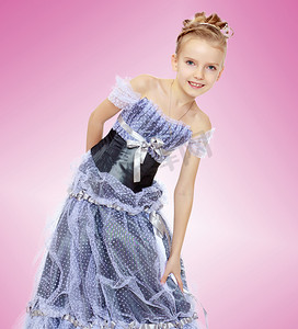 漂亮公主摄影照片_美丽的小女孩穿着公主裙。