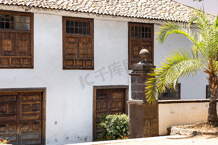 维诺摄影照片_有窗户的房子在特内里费岛伊科德洛斯维诺斯老城的街道上。西班牙，加那利群岛。