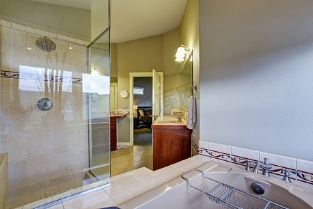 浴室玻璃摄影照片_新浴室与主卧室相连。