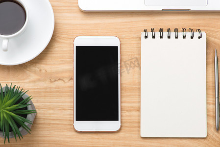 苹果手机样机白色摄影照片_木制背景下的一杯咖啡和智能手机