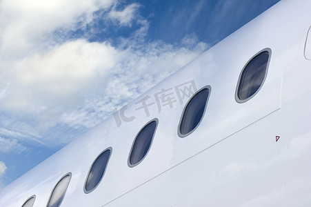 客机摄影照片_飞机的一排窗户