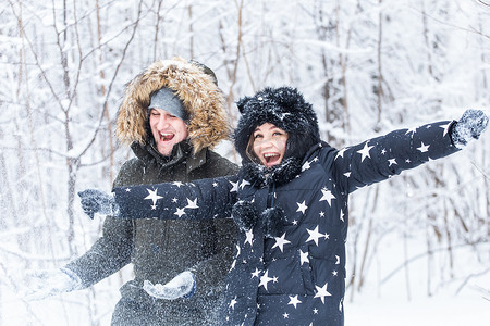 玩雪摄影照片_年轻夫妇在冬季公园玩雪