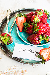 新鲜的草莓摄影照片_新鲜的草莓和早安笔记