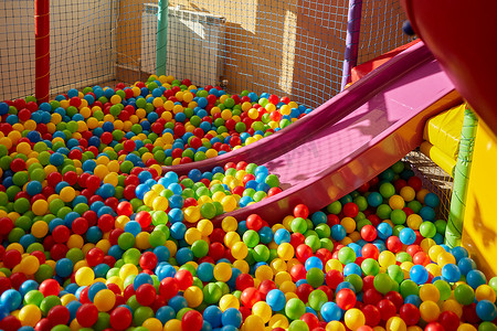 带彩色球的儿童游乐场塑料滑梯
