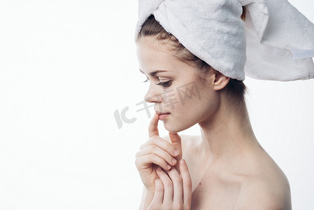 淋浴后的女人头上戴着毛巾摆出护肤姿势