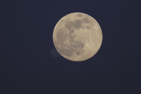 四月在维也纳拍摄的超级月亮特写照片