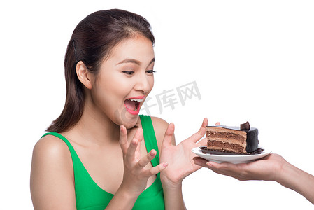 美丽微笑的亚洲年轻女子，带着巧克力蛋糕孤立