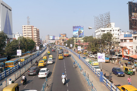晚上高峰时段，达库里亚桥天桥上拥挤的城市街道上的交通和行人位于加尔各答最繁忙的地区之一。