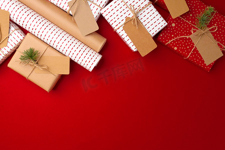 带包装纸、红色背景礼盒的圣诞准备概念