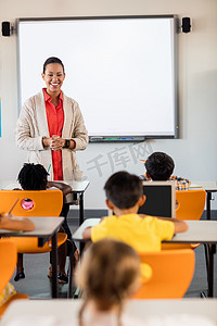 老师正在给她的学生上课