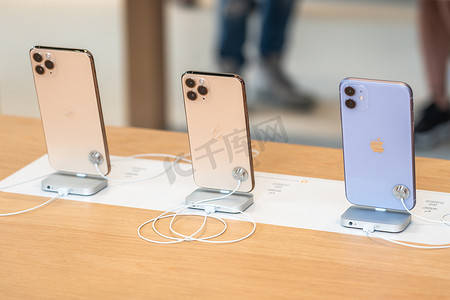 美国佛罗里达州阿文图拉 — 2019 年 9 月 20 日：iPhone 11、11 Pro 和 Pro Max 在苹果新智能手机上市销售时展示