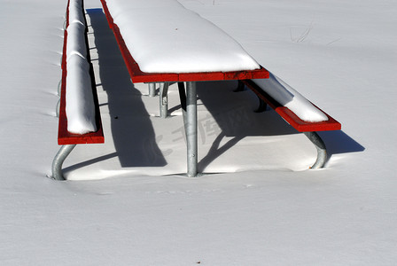 新雪中的红色野餐桌