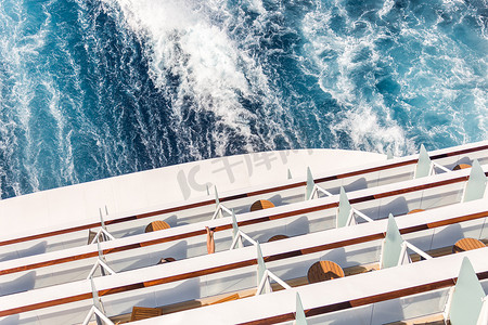 游轮客舱摄影照片_游轮上的阳台、带尾迹或小径的甲板