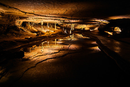 反射完美静止水的洞穴探险
