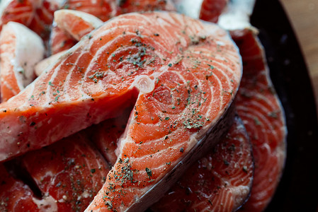 红鱼腌在盘子木质背景上