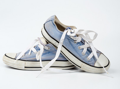 一双浅蓝色系带纺织运动鞋