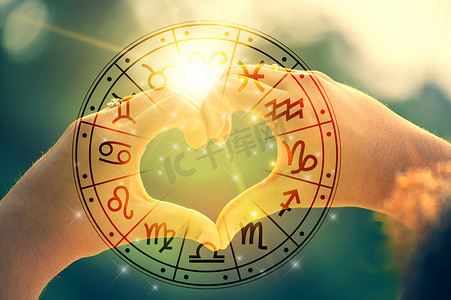 女人和男人的手是心形，阳光穿过手有占星符号