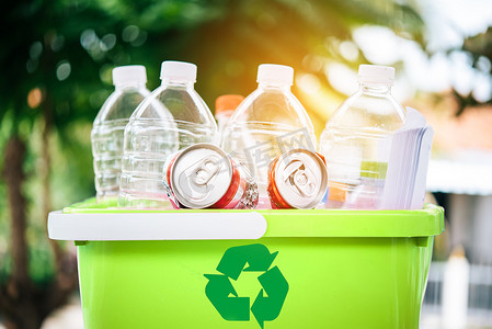 回收再利用摄影照片_用于回收的塑料容器，绿色概念