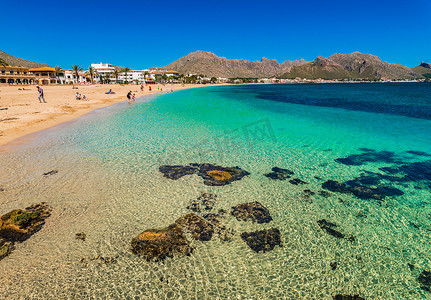 西班牙马略卡岛波伦卡斯湾的沙滩拥有美丽的海水