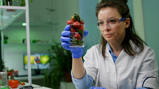 化学家在农业实验计算机上输入药用植物学专业知识