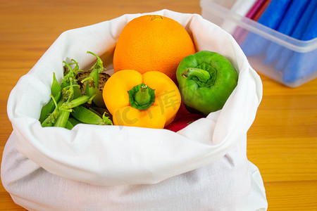 新鲜水果和蔬菜有机装在木桌上的生态棉布袋中，不使用塑料袋。