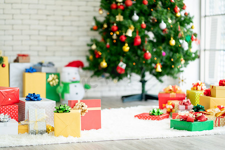 房间内摆放礼物或礼品盒，并以圣诞树为装饰，供家中庆祝节日之用。
