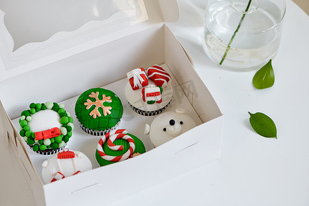 传统红绿装饰符号元素的季节性节日圣诞迷你甜点纸杯蛋糕